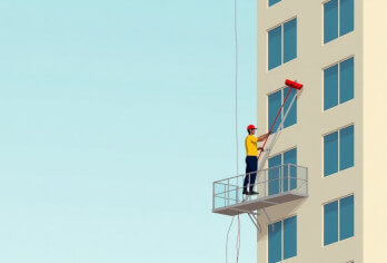 Homem pendurado em um prédio limpando as janelas externas